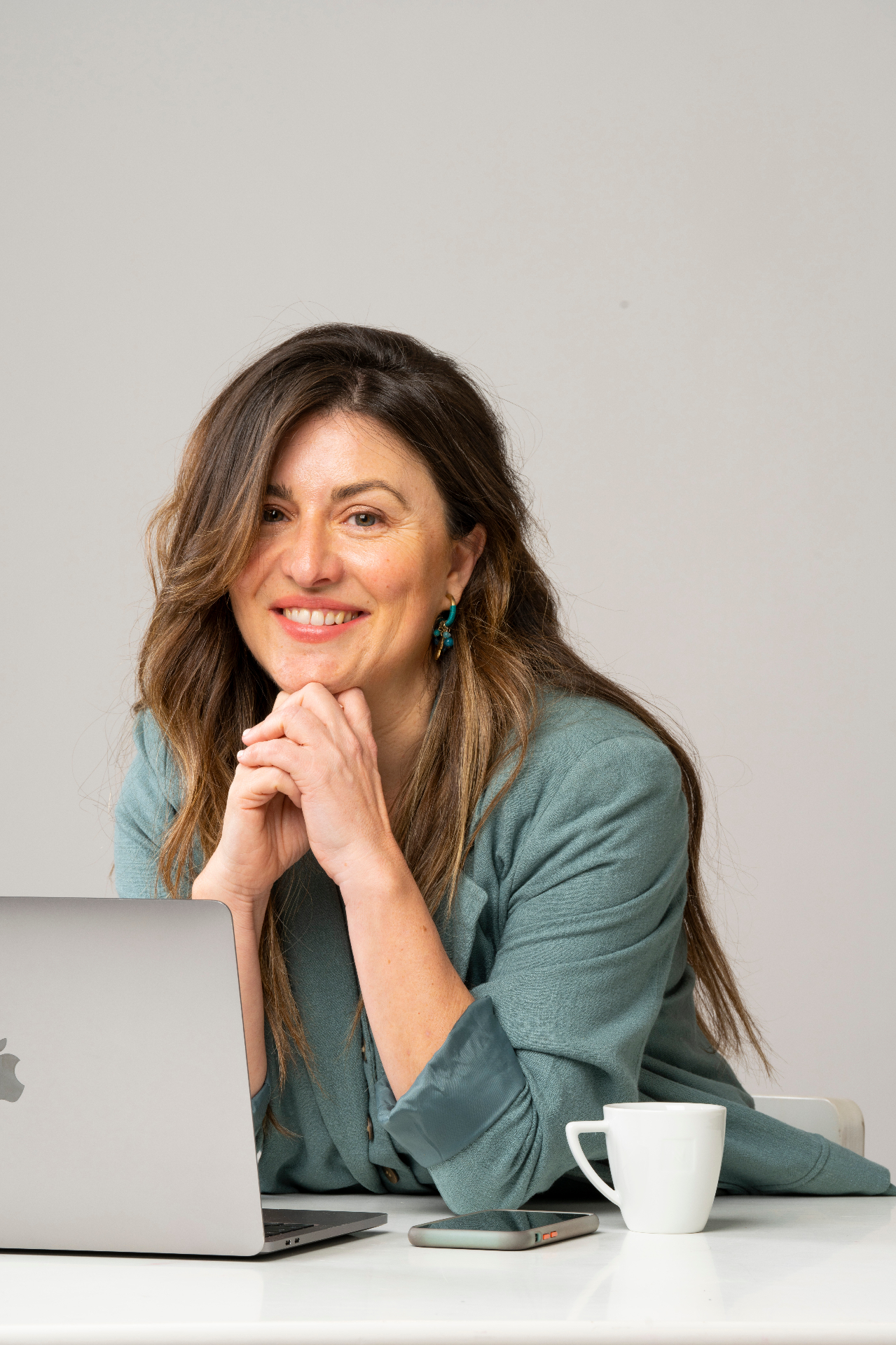 Sonia treballant amb el seu ordinador